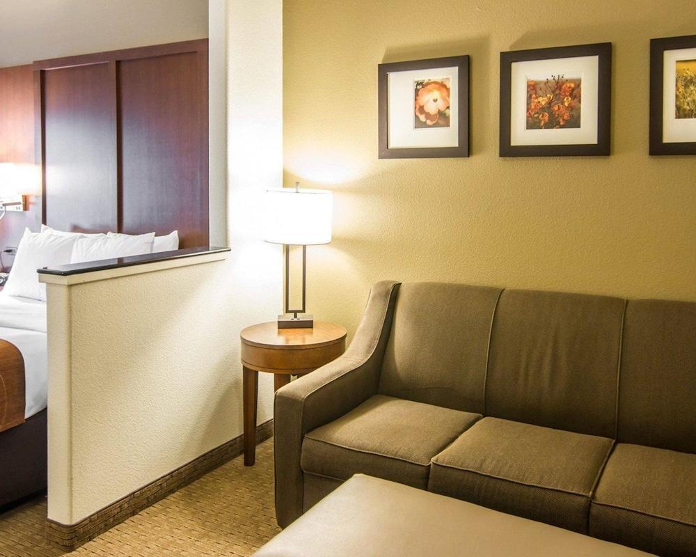 Comfort Suites Marshall Exterior photo