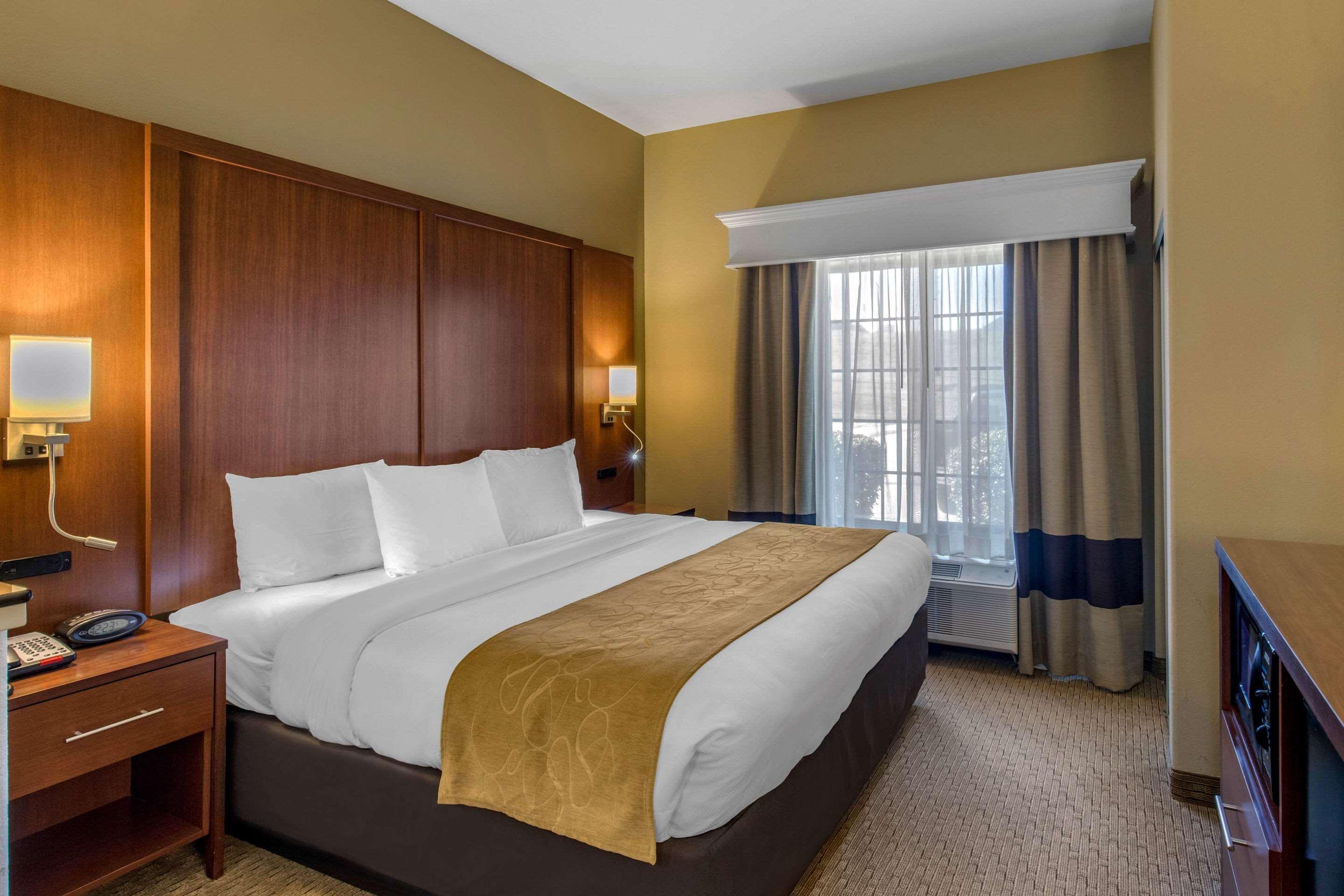Comfort Suites Marshall Exterior photo