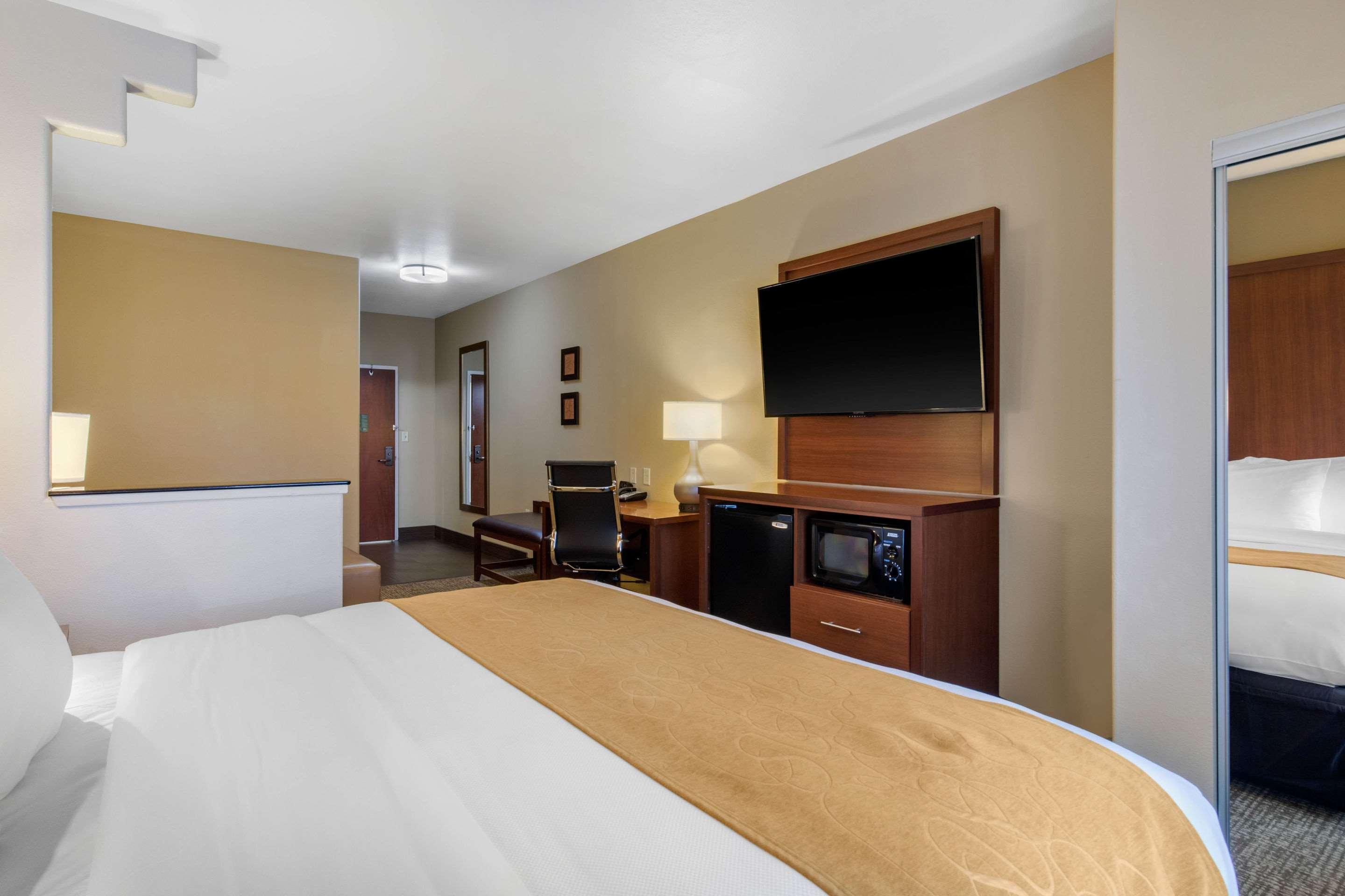 Comfort Suites Marshall Exterior photo