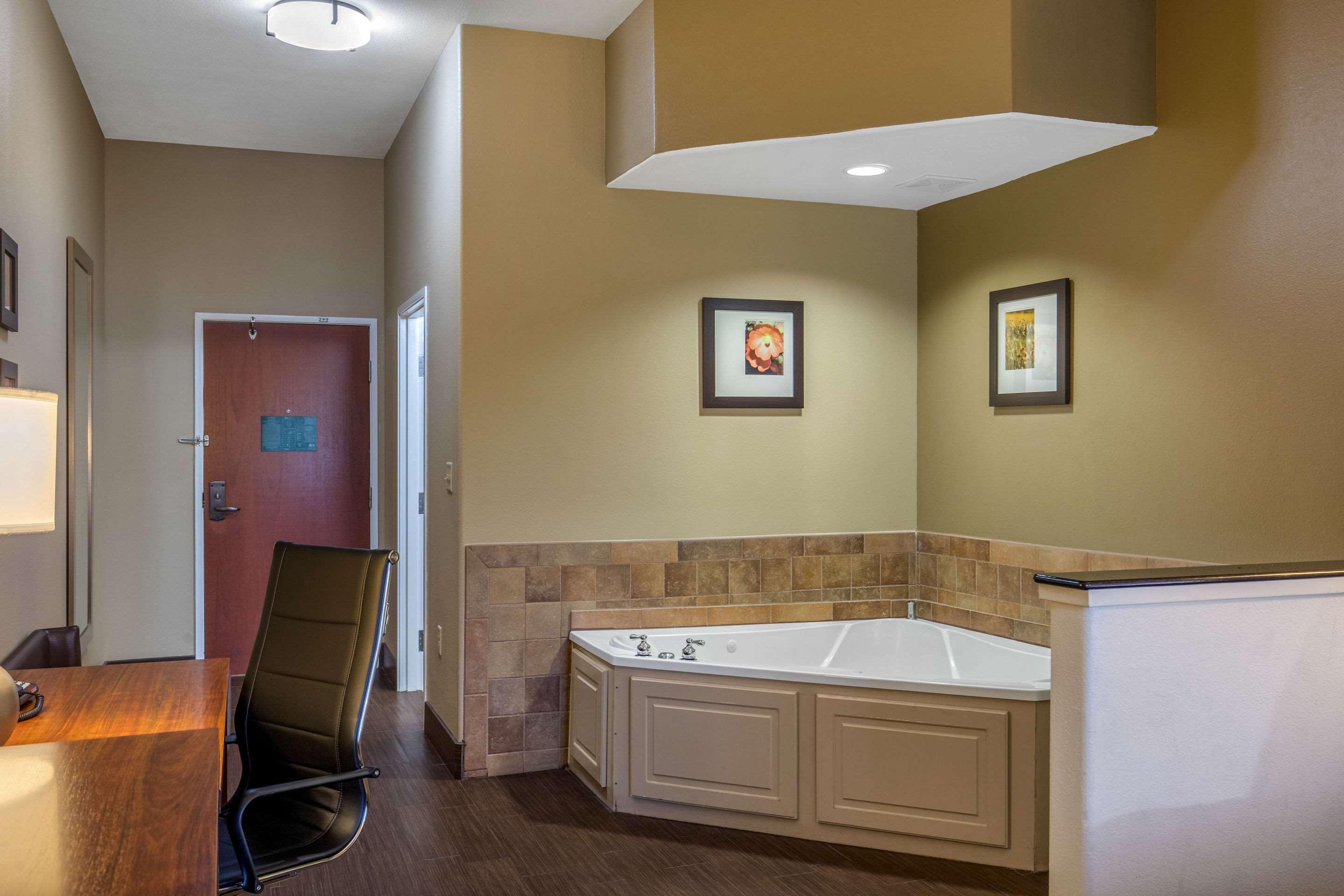 Comfort Suites Marshall Exterior photo